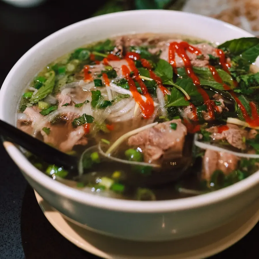 Bàn ăn tại Phan Văn Sáu